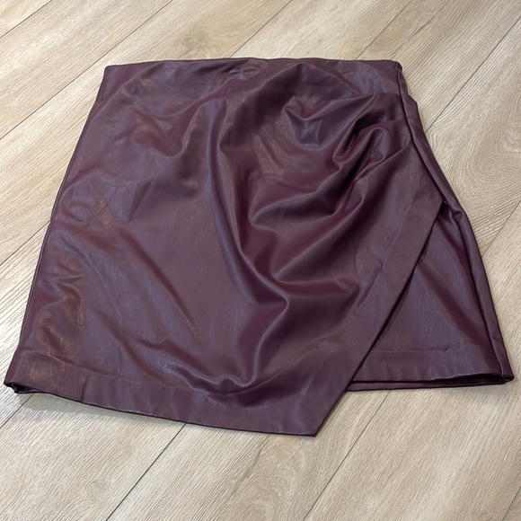 Dynamite size large, pleather burgundy skirt - Picture 1 of 3
